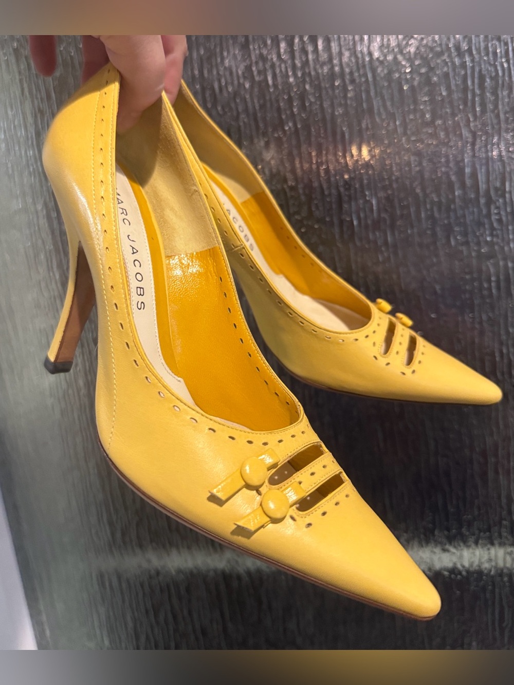 Marc Jacobs/Women’s/Yellow Pointed-Toe Leather 3”Pumps/button details/NWOT/6.5!